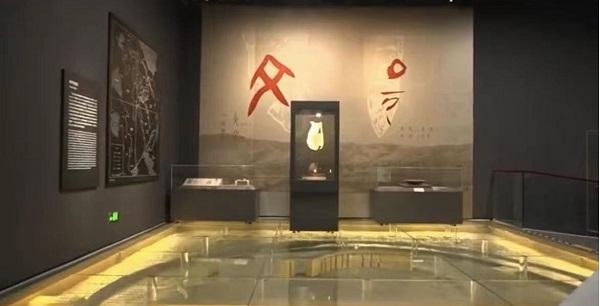 中国考古博物馆内的透明OLED立式箱柜