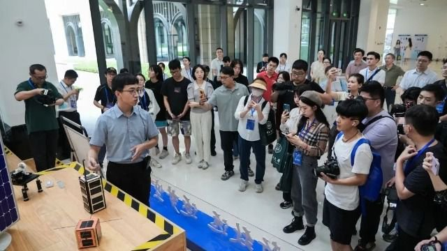中山大学深圳校区航空航天学院教师介绍学生立方星项目。学校供图
