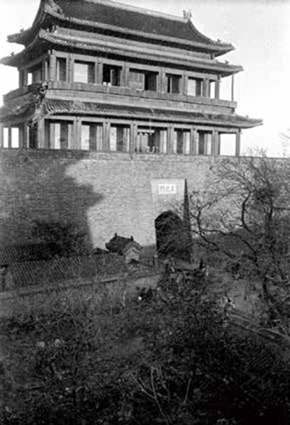 阜成门民国汉文匾额（《中轴之门》内页插图）。