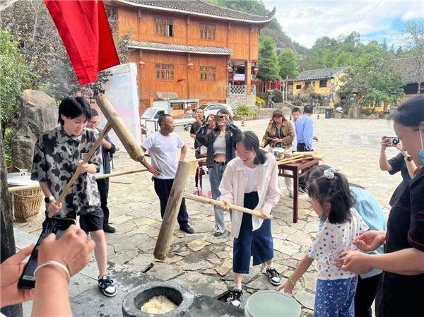 天池苗寨打糍粑活动