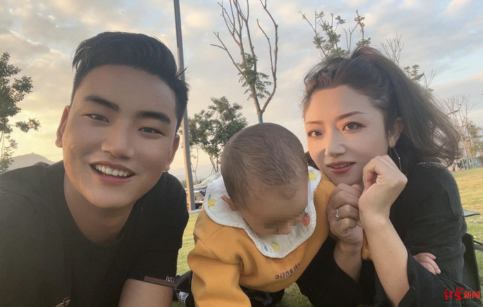 ↑黑先生与冯女士一家三口