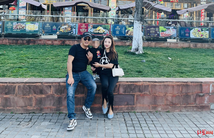 ↑黑先生与冯女士一家三口