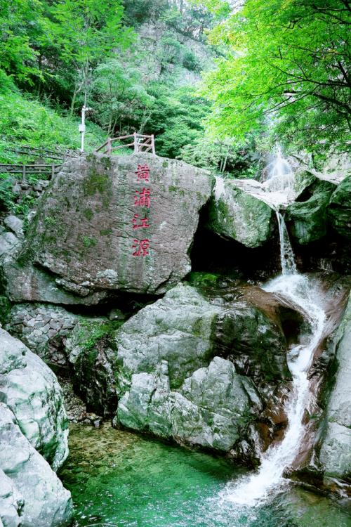 ▲1999年，安吉龙王山被上海地理学会论证为黄浦江源头，原上海市长汪道涵先生亲笔题名“黄浦江源”