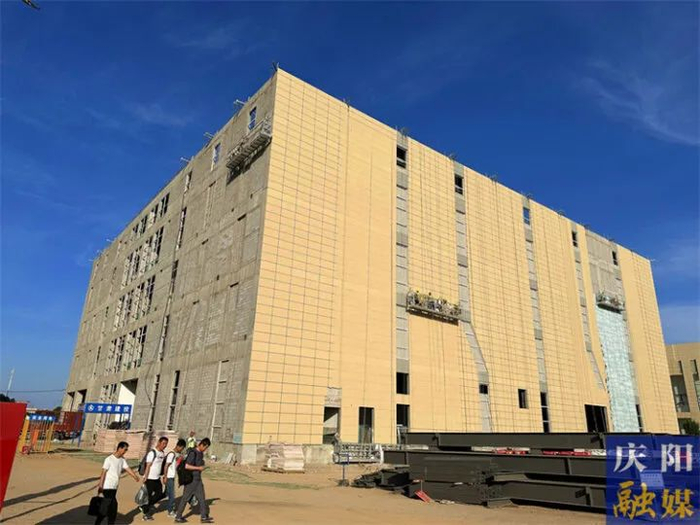 　　▲中国电信甘肃公司庆阳云计算大数据中心项目现场。