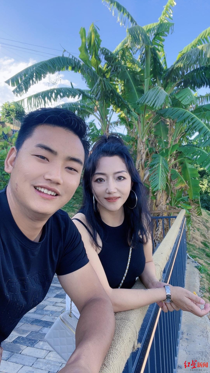 ↑黑先生与冯女士