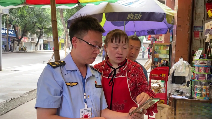 ↑市场监管人员走访调查。图据乐山电视台《新闻天天报》