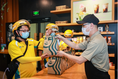 图：骑手在门店取星巴克新品星冰乐