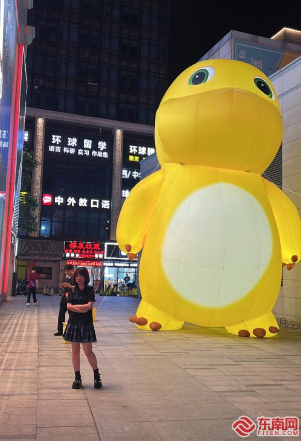 市民正在与奶龙合影。东南网记者 周霞 摄