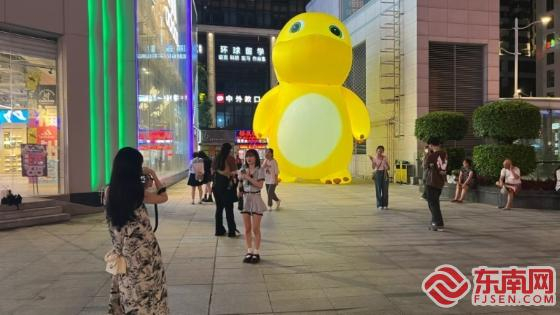 市民正在与奶龙合影。东南网记者 周霞 摄