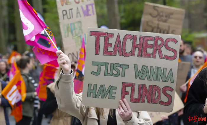 ↑英国教师举行罢工活动