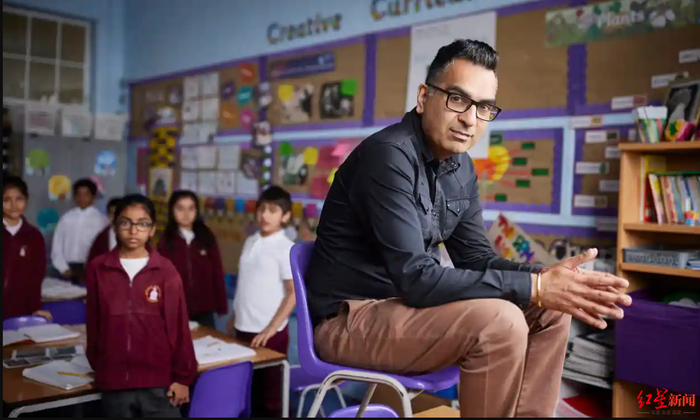 ↑英国一小学校长与学生合影