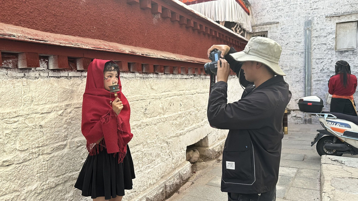 小美在拍摄藏服写真。中新网记者朱延静摄