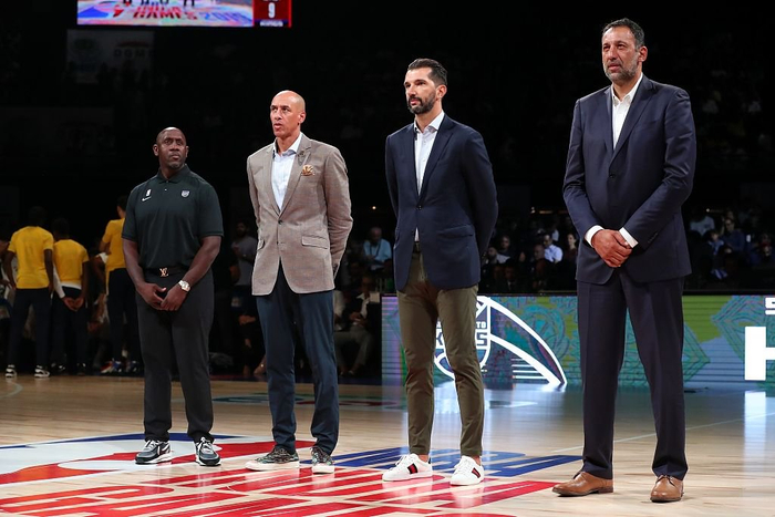 图注：迪瓦茨（右一）和佩贾（右二）