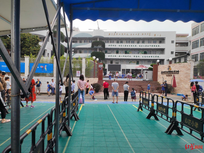 ↑6月的一天下午，白芒小学门口等小孩放学的家长