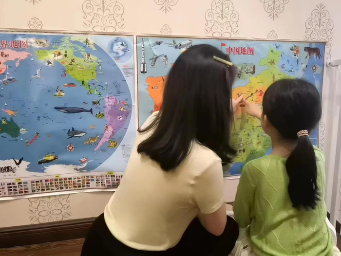 ↑成长陪伴师正在雇主家中与孩子进行交流 受访者供图