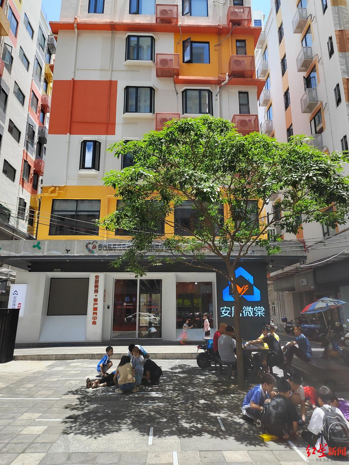 ↑微棠在村中的客户服务中心，午后，村中老人小孩在此乘凉。