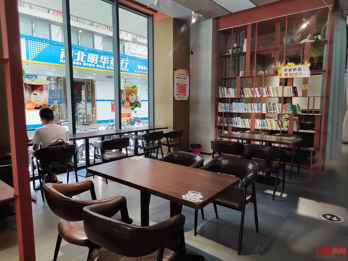 ↑微棠在社区内的咖啡阅读室。