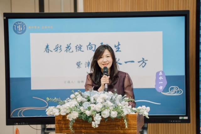 在水一方小学校长徐娜做介绍。学校供图