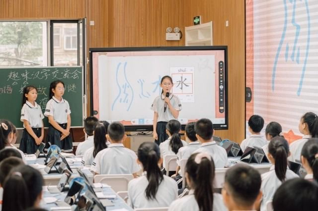 智慧课堂让学生化身“小老师”。学校供图