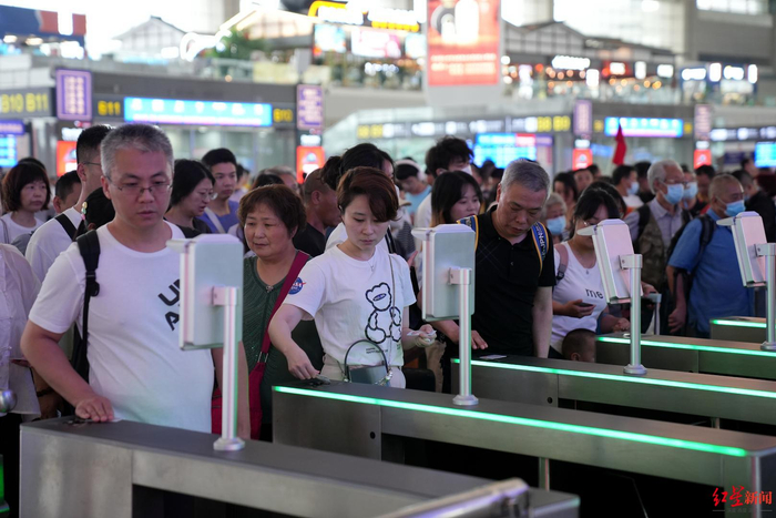 ▲成都东站，旅客在闸口通行