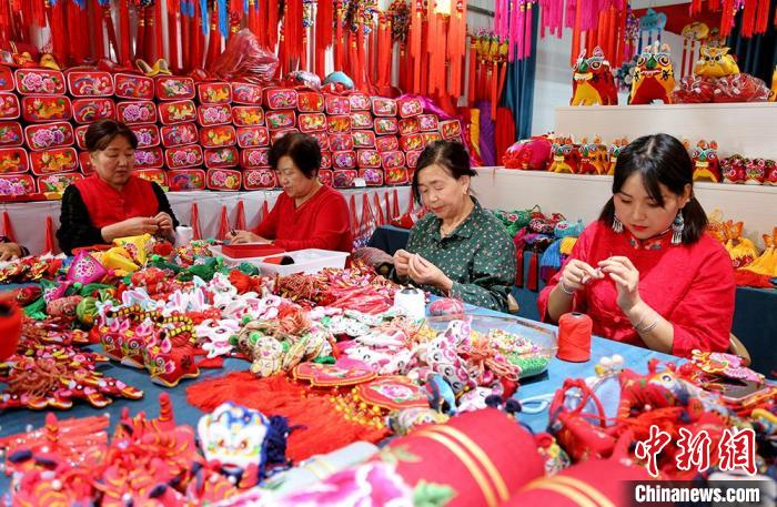 图为庆阳金达莱香包刺绣有限公司绣娘赶制香包。（资料图）　盘小美　摄