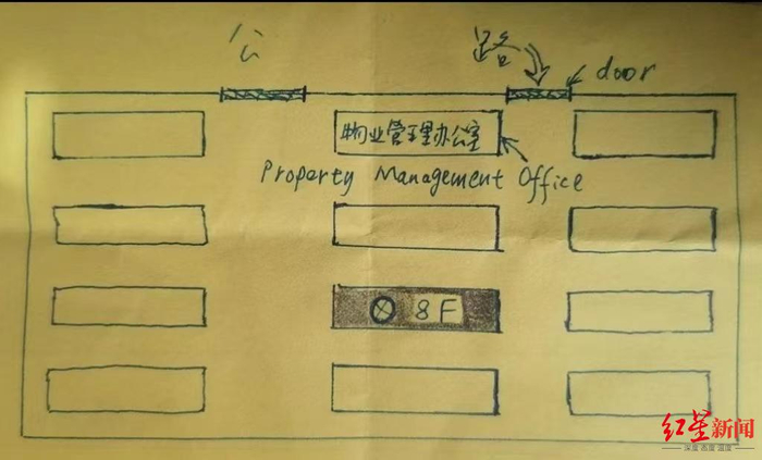 ▲老齐在手绘的地形图上标注出其所在位置。 受访者供图
