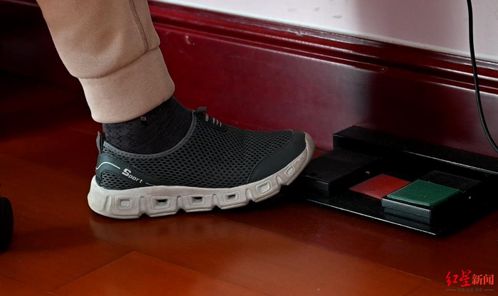 ↑手只能移动鼠标，点击鼠标要靠下面的脚来踩动踏板