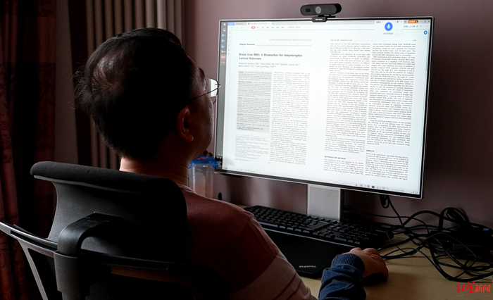 ↑蔡磊阅读渐冻症相关文献资料