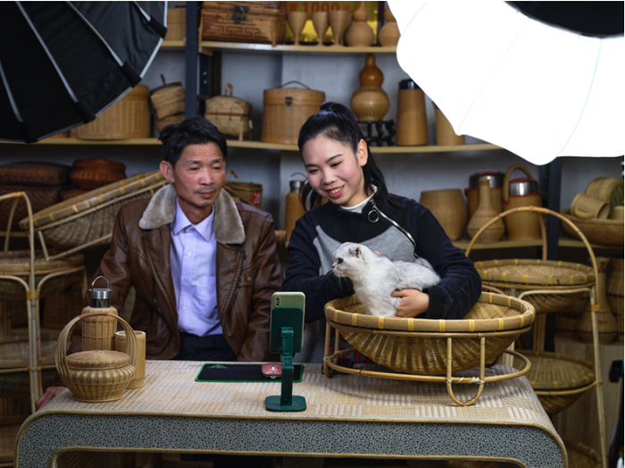 刘霞冰和父亲通过抖音号@刘家人竹编 直播