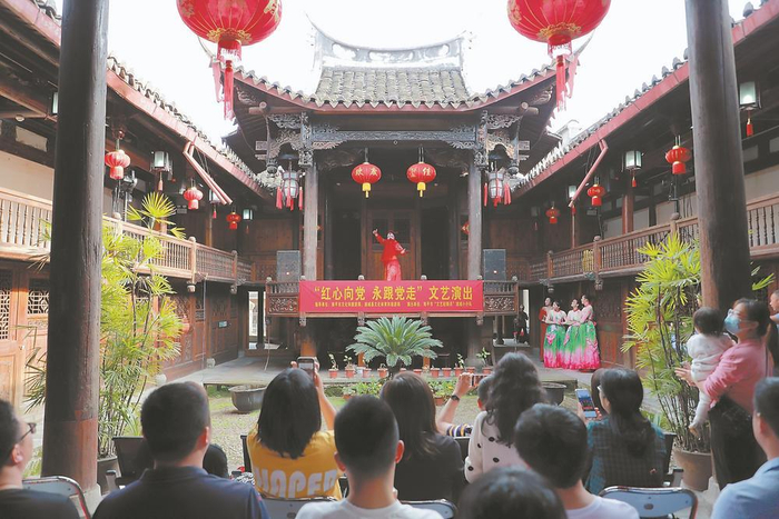 群众在三山会馆观看文艺演出。   黄乾晔 摄