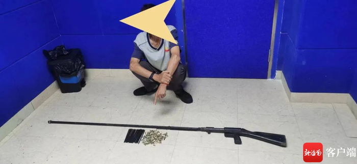 刘某平指认非法制造的枪支。警方供图