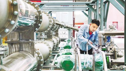     6月18日，中船（邯郸）派瑞氢能科技有限公司工人正在进行氢能装备组装。 董源摄