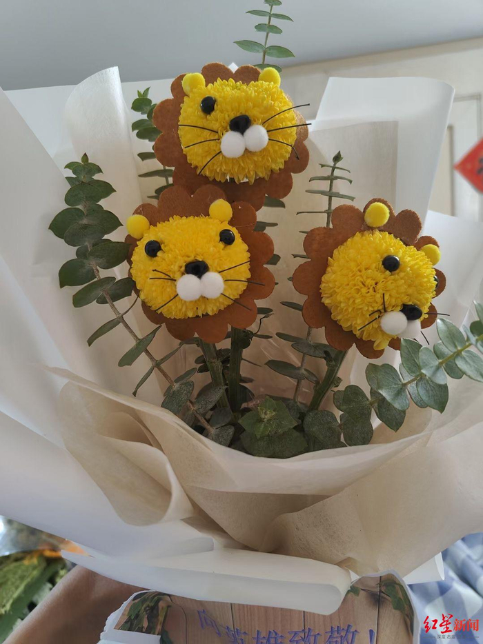 ↑端午节，有人向彭清林送花