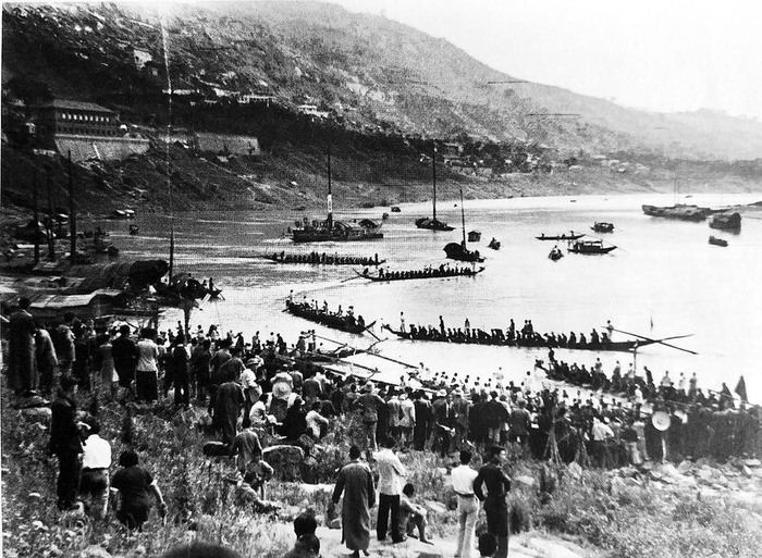     1941年端午节嘉陵江上龙舟赛，岸上站满了市民。