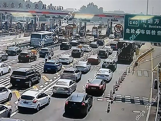 出城车辆排长队，交警做好保障工作。浦东警方供图