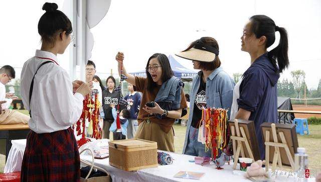 今年5月，结合本地特色的“摩登田野——趣江海市集”在奉贤举办（摄影：李茂君）