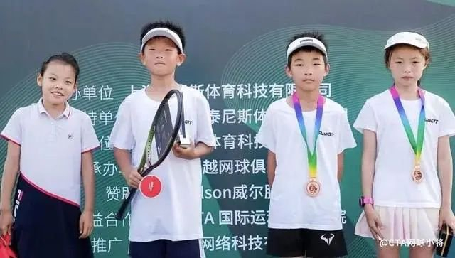 从左至右：亚军：王睿涵冠军：钱湫里季军：向俊豪、何晏迟