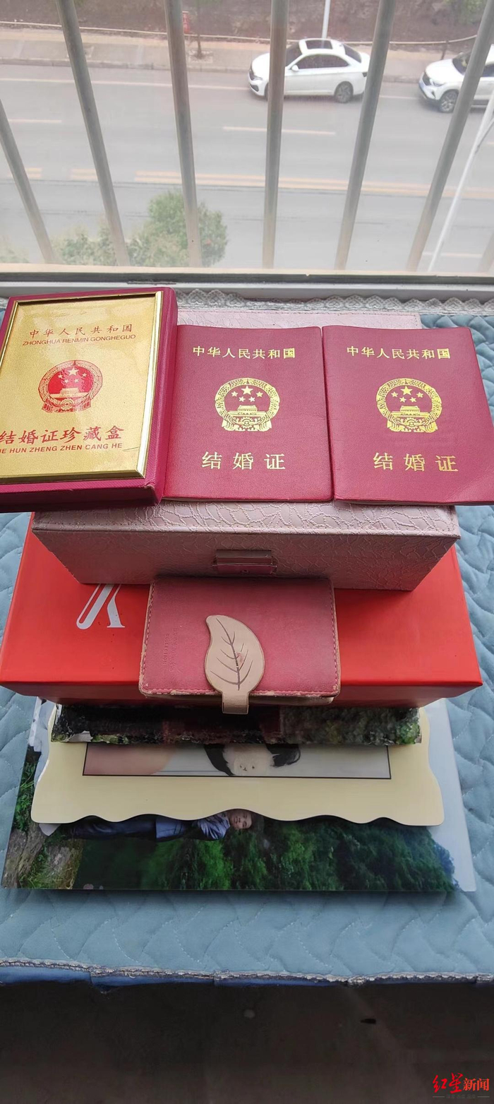 ↑陈冲一直珍藏着和魏和芝的结婚证等物品