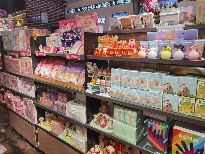 某潮玩店玲琅满目的盲盒货架