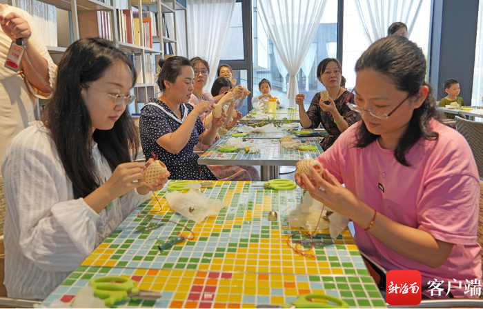 市民游客在制作香囊。记者 汪承贤 摄