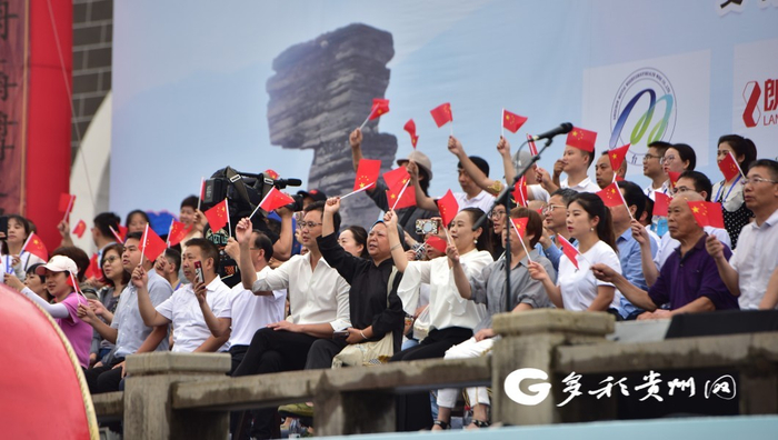 观众为参赛选手加油 李娟 摄