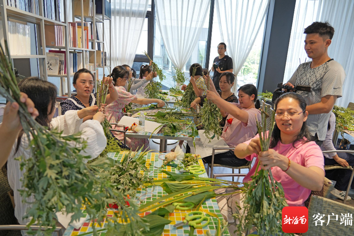 工作人员指导市民游客做门挂。记者 汪承贤 摄