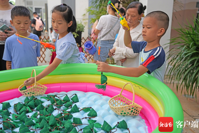 小朋友钓香粽。记者 汪承贤 摄