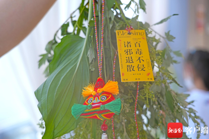 市民游客制作好的门挂。记者 汪承贤 摄