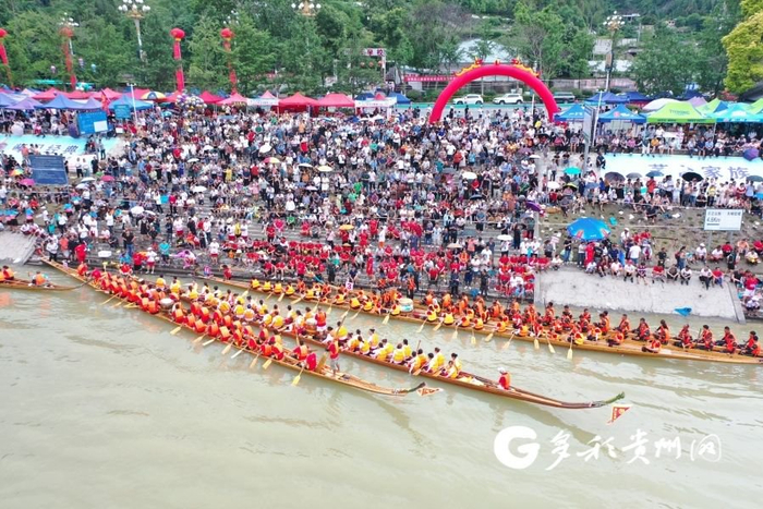 参赛队伍离岸划向赛场