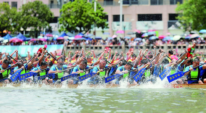     东莞万江街道龙舟队在比赛中 新华社发