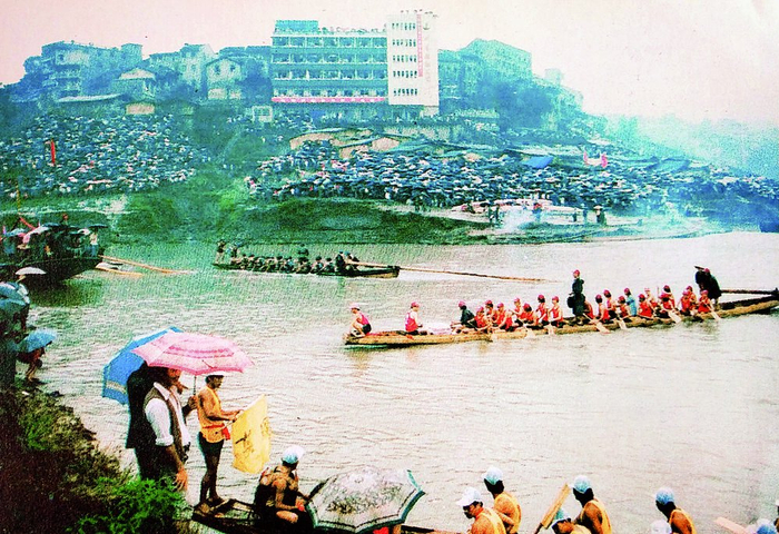    20世纪80年代万州南门口码头江上的龙舟赛 选自《三峡鉴赏志》