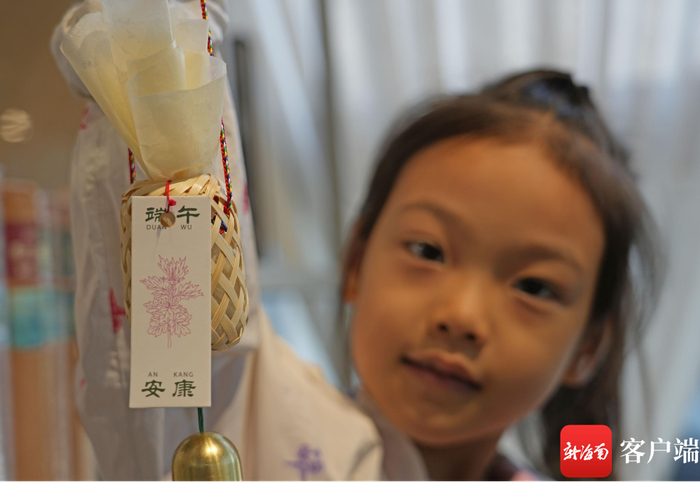 小朋友制作的香囊。记者 汪承贤 摄