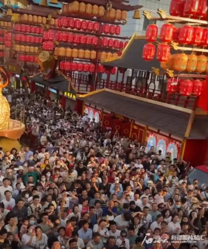 6月22日傍晚，天山明月城内，游客等待夜幕降临后的精彩演出。石榴云/新疆日报记者魏红萍摄