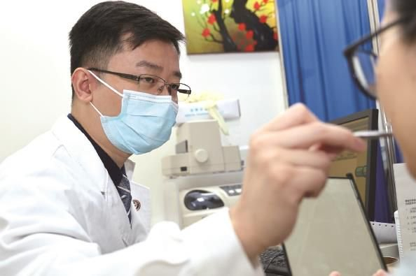             陈刚在为患者切痣  奚荣佩  摄          